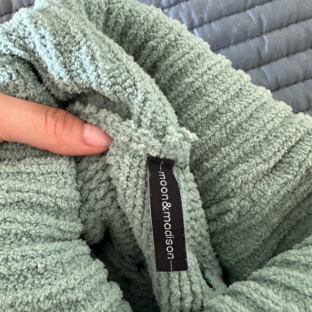 Turquoise sweater - Picture 4 of 5